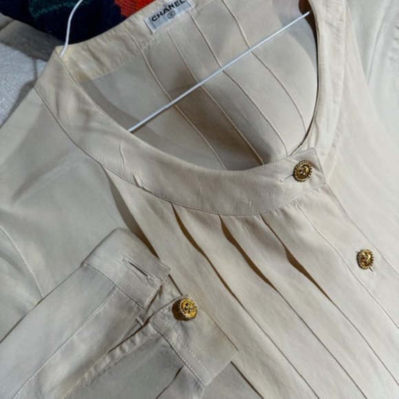 Vintage 80’s Chanel Cream Silk Pleated Logo Gold Button Blouse Women’s M - L - Picture 4 of 6